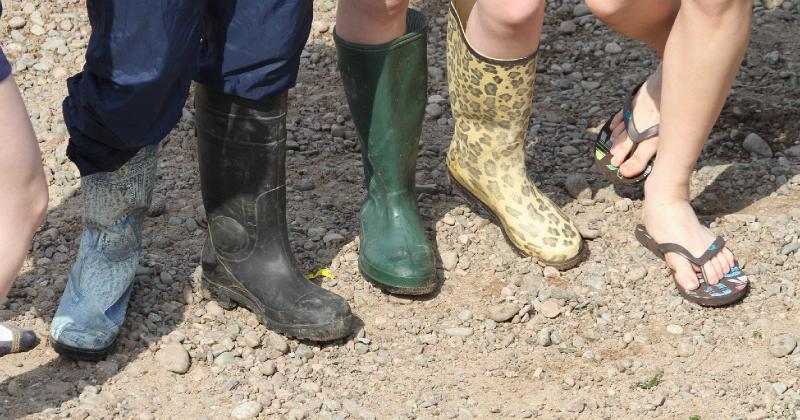 IntSch10 087.jpg - Elegant footwear, girls!
